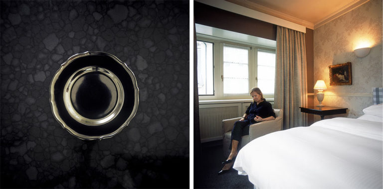Goldener Teller auf schwarzem Grund / Frau mit Buch in einem Hotelzimmer sitzend